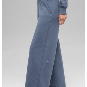 ALO Yoga Serenity Wide Leg Sweatpant in Bluestone size L
